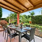 Casa Fra Gli Ulivi With Shared Pool Apartmán