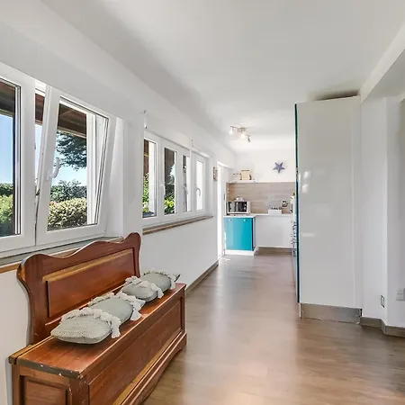 Casa Fra Gli Ulivi With Shared Pool Daire Ameglia